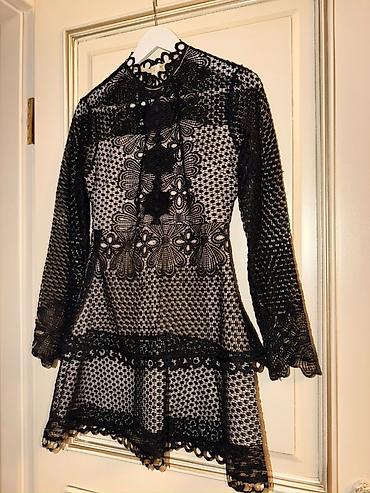 Qara krujeva mini don - Model: Qoltuğa qədər dar, alt hissəsi ikiqat