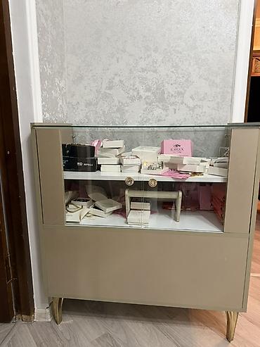 Vitrin şkaf – butik və zərgərlik üçün - Material: şüşə vitrin hissə + lalafo.az -da Vitrin şkaf – butik və zərgərlik üçün - Material: şüşə vitrin hissə +