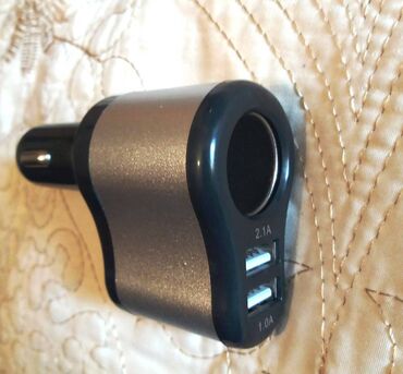 Auto oprema: USB auto punjač sa dva USB porta 2 u 1 - Dimenzija: 9,4 x 5,8 x — 4