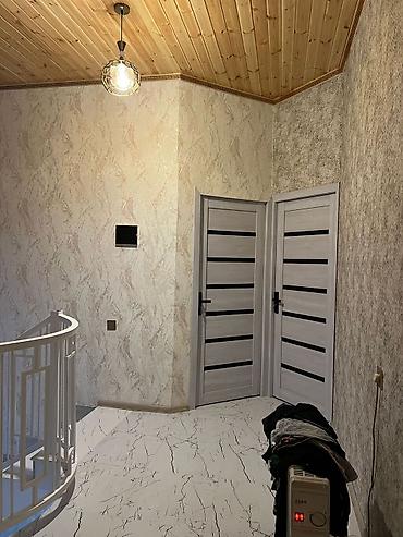 Günlük kirayə evlər: Satılır: iki mərtəbəli fərdi ev Xüsusiyyətlər: - 2 mərtəbə, geniş — 8