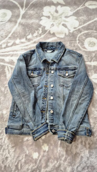 Baş geyimləri: Klassik mavi cins gödəkcə - Material: denim (cins parça), yüngül