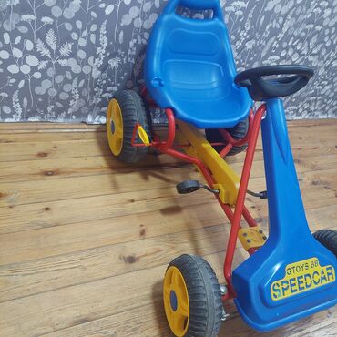 Mavi və sarı rənglərdə olan bu uşaq pedal maşını uşaqlar üçün
