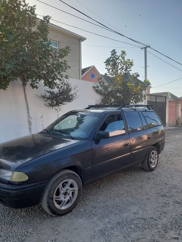 Opel: Opel Astra Caravan – universal kuzovlu, qara rəngdə. Əsas — 7