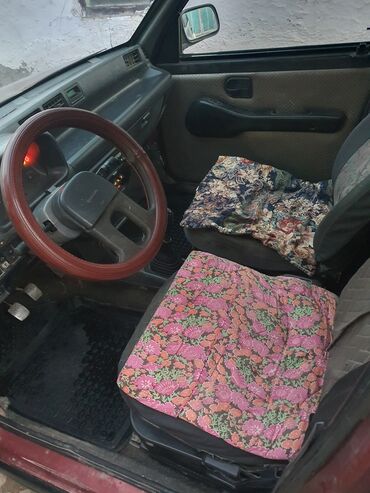 Другие автомобили: Хэтчбек компакт-класса, 5 дверей. Кузов двухцветный: бордовый верх и — 6