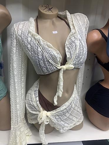 Ажурный пляжный комплект-накидка из кружевного трикотажа в молочном