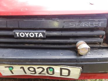 фары пассат б3: Toyota Starlet, красный хэтчбек (эмблемы TOYOTA и STARLET на решетке)