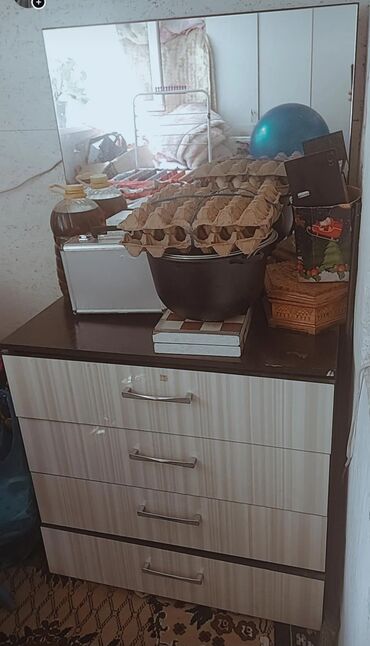 детское зеркало: Кийим үчүн комод, Күзгүсү менен, ЛДСП