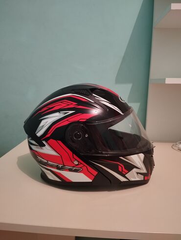 c moto: AD brendinə məxsus qara, qırmızı və ağ rənglərdə olan motosiklet