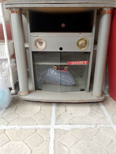 metbex künc divan: Düz TV altlığı, Polkalı, Şüşəli