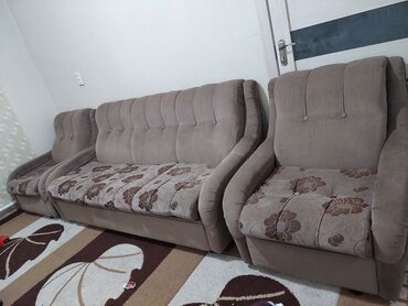 диван и кресла: Диван-кровать, цвет - Бежевый, Б/у