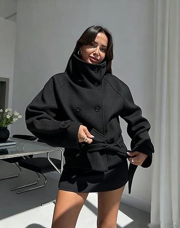 Kaputi: Crveni kratki kaput sa pojasom i visokim kragnom
S M L Xl — 8