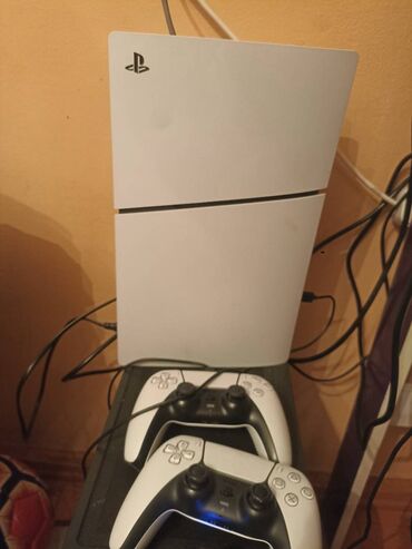PS5 (Sony PlayStation 5): Salam elanı diqqetle oxuyun qiymetin digerlerinden ferqli olmasinin