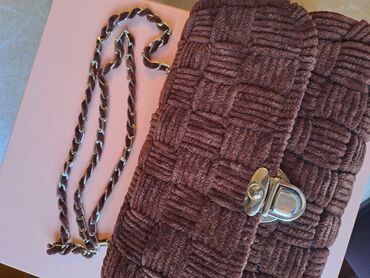 Çantalar: Hər ikisi əl işidi. Qəhvəyi rənglidə astar var, ağ rəngdə olanda — 8