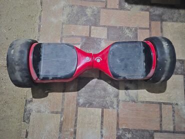 Velosiped ehtiyyat hissələri: Fırlanan təkərlər üzərində dayanıqlı, qırmızı rəngdə hoverboard. İki