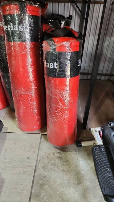 Боксерские груши: Боксерский мешок 120 см 45 кг Everlast красного цвета с черной