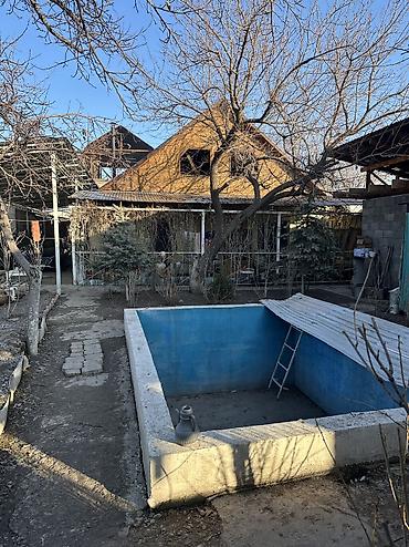 Продажа коттеджей и домов: Продаётся жилой дом с большим навесом и двориком. Адрес:Г.Бишкек ж\М — 4