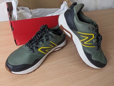 обувь мужские: New Balance 410 running trainers with gum sole in olive Mesh and