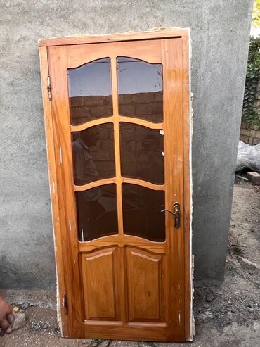 Jalüz qapılar: Fıstıq ağacından hazırlanmış qapı. 3 ədəd 2si şüşəli, 1-i isə tam
