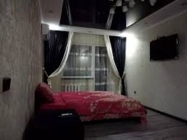 апарт отель: Уютный гостиничный номер с двуспальной кроватью, прикроватными
