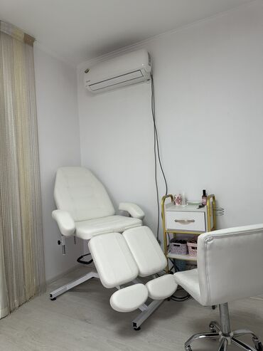 кресла для парикмахерских: Город Ош❗️ Педикюрное кресло - 35 000 сом Помощник - 3000 сом Кресло -