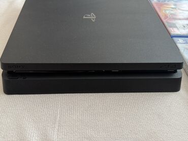 playstation 4 satisi: PS 4 sade 1 TB yaddaş. Üstünde 4 oyun verilir.Az istifade olunub.Pul