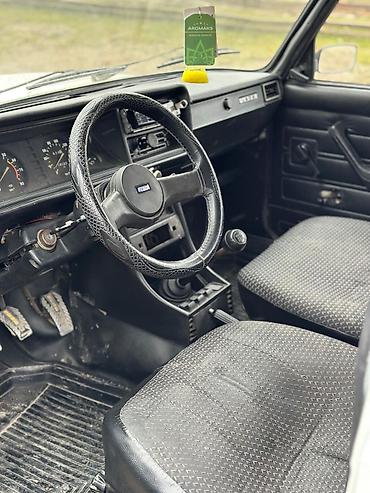 2107 faralar: VAZ 2107 sedan – ağ rəng, 4 qapı, arxa ötürücülü klassik model — 8