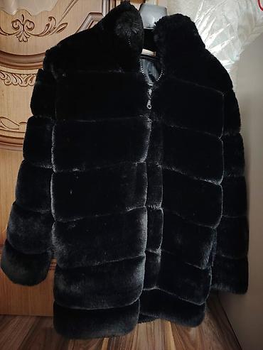 puffy: Qara rəngli süni kürk qadın paltosu - Material: yumşaq, sıx toxumalı — 1