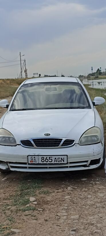 передвижной дом: Белый седан Daewoo Nubira, представленный на продажу, является