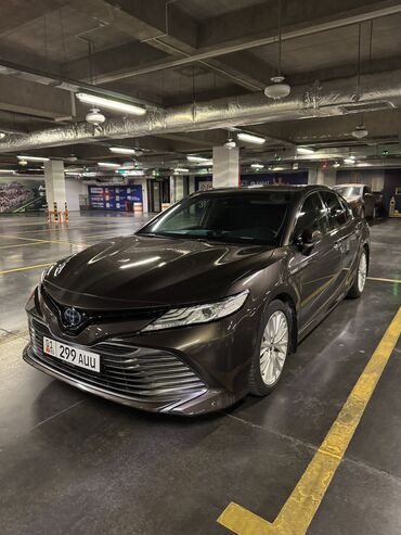 срочно срочно продаю машина: Toyota Camry: 2018 г., 2.5 л, Вариатор, Гибрид, Седан