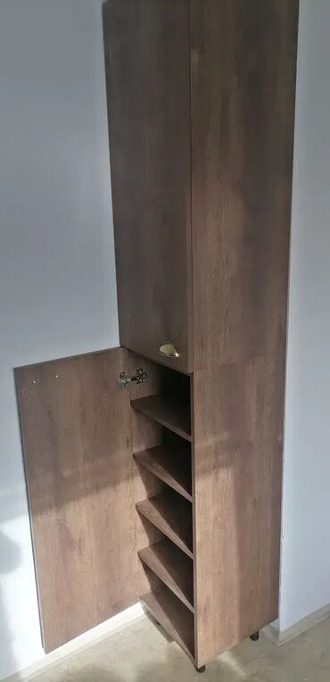 Ormari: Cipelarnik 23 Materijal: Univer debljine 18 mm u belom dekoru. Tamni — 10