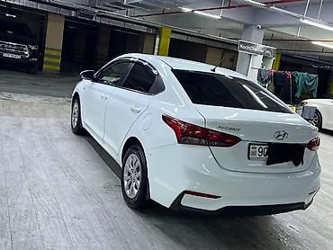 aksent: Hyundai Accent sedan – ağ rəng, iqtisadi və praktik şəhər avtomobili — 5