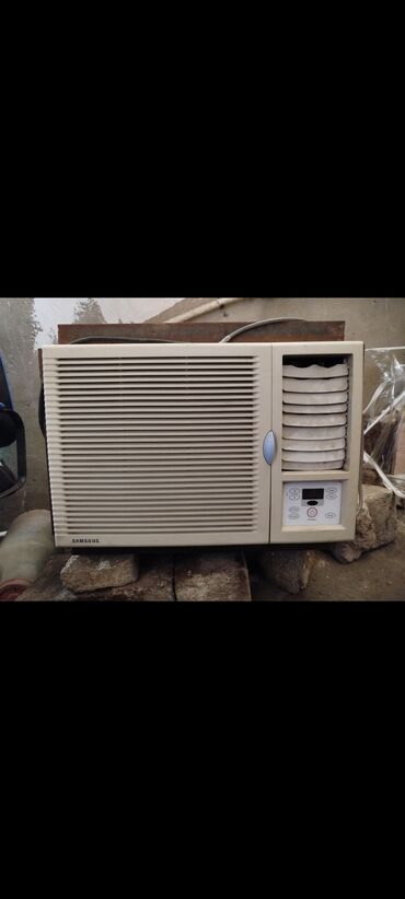 zil radiatoru: Samsung kondisioner işlək vəziyyətdə isti soyuq pultla idare olunur