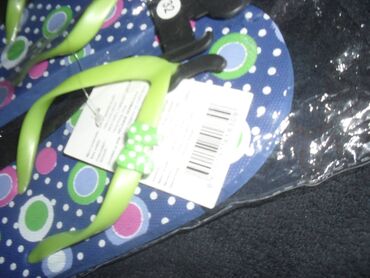 sandale za djevojčice h m: NOVE JAPANKE 32
Dužina gazišta: 21.5 cm
Boja: Šarena
Broj: 32