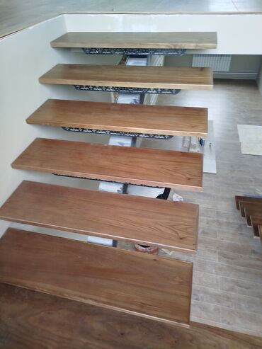 Обшивка лестниц: Современная прямая лестница с металлическим каркасом и деревянными — 3