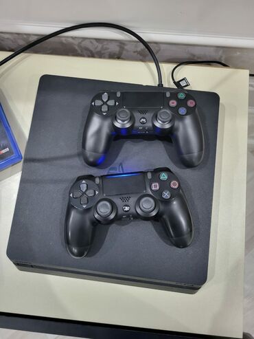 PS4 (Sony Playstation 4): Playstation 4 2 ədəd pult var az işlədilib üzərində 3 disk ilə