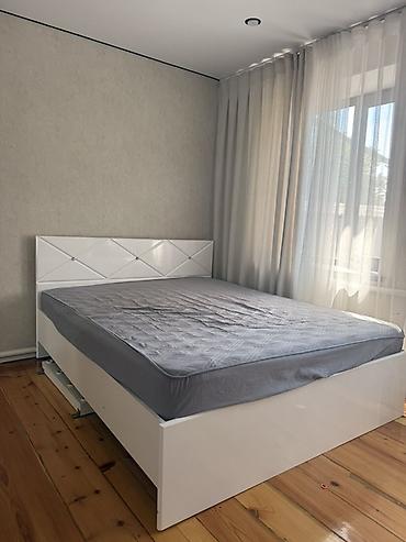 Мебель: Двуспальная кровать, Б/у, С матрасом, длина - 200 см — 1