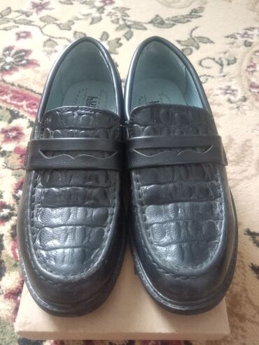 лакированные туфли: Продаю туфли на мальчика размер 30 цена 500 сом