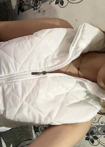 Şəxsi əşyalar: Ağ rəngli qadın pufik jilet - Model: qolsuz, qısa kəsim (cropped) — 1