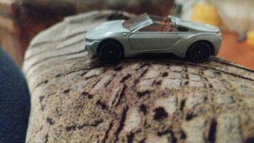 Məktəb çantaları: Məhsul: Metal oyuncaq avtomobil – BMW i8 (kabriolet) Təsvir: -
