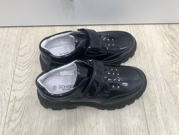 Детская обувь: Черные лакированные туфли для детей от 9 лет с массивной рифленой — 4