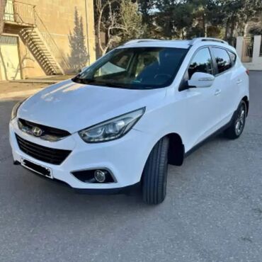 ağ çeşka: Hyundai ix35, ağ rəngli şəhər-krossoveri. Əsas xüsusiyyətlər: - Geniş