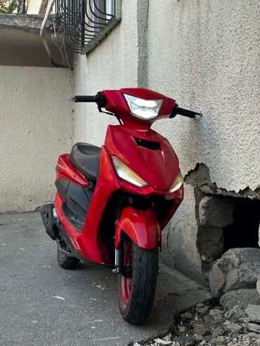 Mopedlər,skuterlər: Salam Moon moped qırmızı rəngdə 49kub 80 gedir 2021 in moped idi 2 il