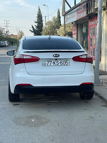 ford transit oluxanasi: Kia Cerato (ağ rəng, sedan) - Xarici görünüş: ağ kuzov, qara — 1