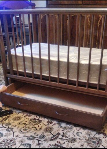 деревянные кровати: Продам детскую кроватку деревянная, матрас новый не использованный