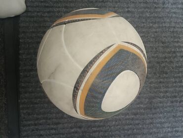 мяч спортивный: Продаю срочно футбольный мяч