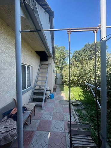 Продажа коттеджей и домов: 🚨 СРОЧНО ПРОДАЕТСЯ ДОМ 🚨 🏡 Дом из 5 комнат 📍 Район: Кызыл-Аскер 📐 — 1