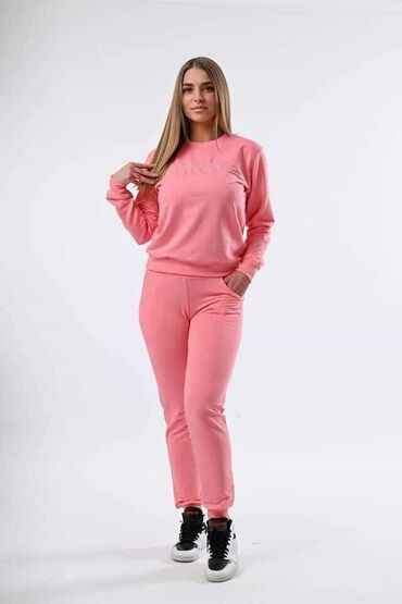 Gornji i donji deo: Zenske trenerke
S M L XL XXL
vezen znak Cena 2800 din. NABAVKA — 5