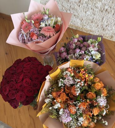gul: 51 roza + Xrizantema + Narıncı rozalar + bənövşəyi roza. 4 biryerde