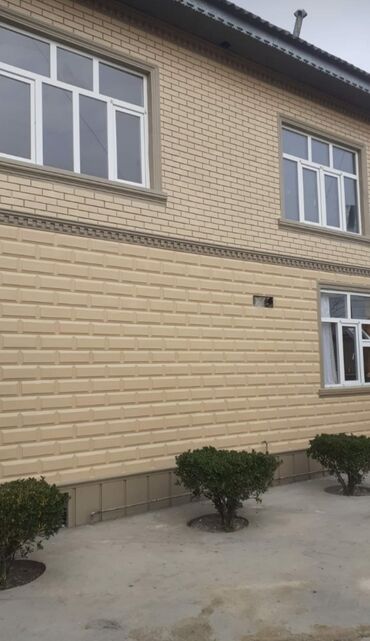 fasad boya renkleri: Ağ rəngli plastik çərçivəli pəncərələr. Pəncərələr iki mərtəbəli