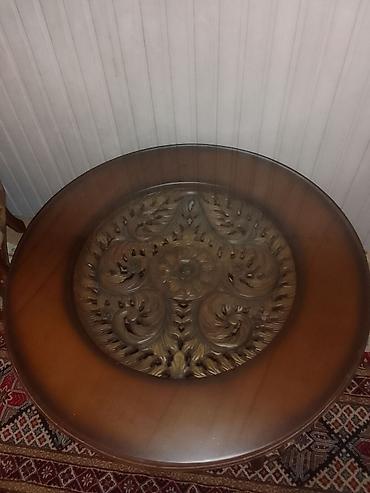 qədimi masa: Qedim jurnal masası.fistiq agaci.oyma el işi. hundurluk 45 sm diametr — 2